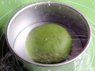 抹茶坚果软欧包,整理一下，滚圆放入模具，盖上保鲜膜。