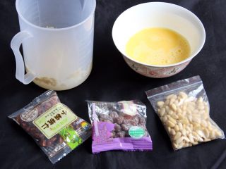 抹茶坚果软欧包,温水37度左右，发酵粉倒入温水中孵化，鸡蛋打散。