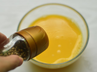 秋葵鸡蛋卷,调入1/4茶匙盐和胡椒粉