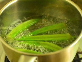 秋葵鸡蛋卷,汤锅里烧开水，加入1/2茶匙盐，放入秋葵，焯水后捞出