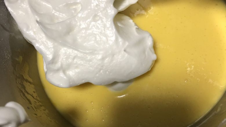 乳清戚风蛋糕,挖一勺蛋白到蛋黄糊中