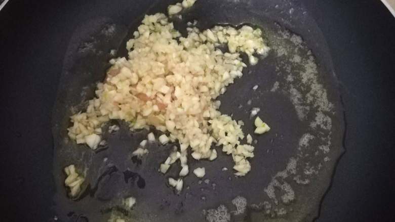 黑椒酱,黄油出现焦香味后倒入蒜末