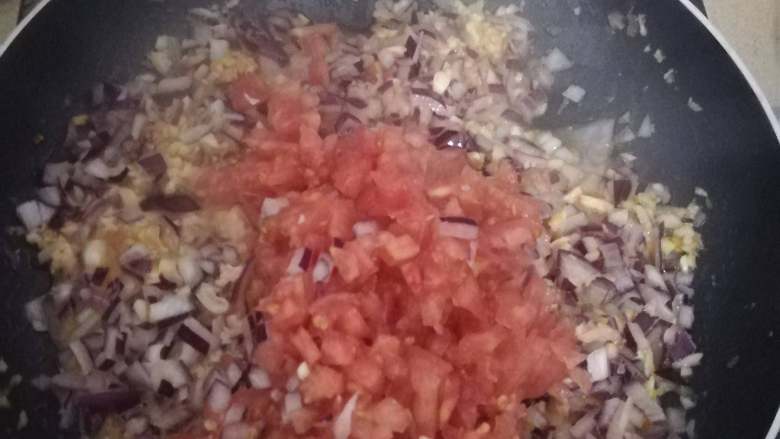 黑椒酱,等洋葱煸炒至差不多全透明时放入西红柿丁
