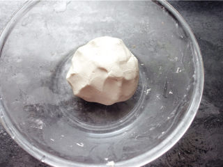 五彩汤圆,做成白色面团，分成两等份。
