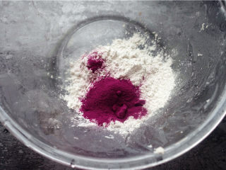 五彩汤圆,剩余糯米粉分成两等分，一半加入紫薯粉。加入适量温水，做成紫薯糯米面团。