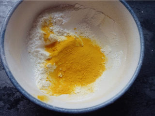 五彩汤圆,另一半加入南瓜粉。加入适量温水，做成南瓜糯米面团。