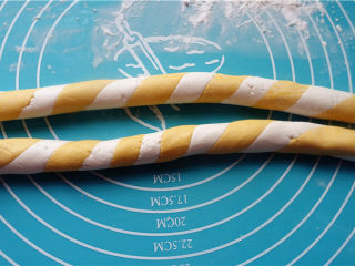 五彩汤圆,把黄色和白色细长条像相互缠绕的藤蔓一样，左右旋转上劲，拧成“连理枝”。
