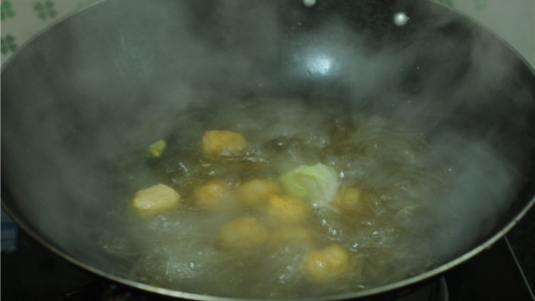 排骨汤炖粉条,煮开后放入丸子