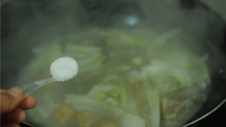 排骨汤炖粉条,将白菜叶烫软，加盐调味