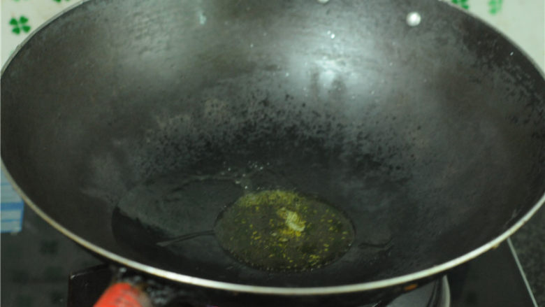 排骨汤炖粉条,油锅烧至8成热