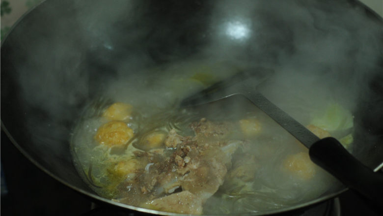排骨汤炖粉条,煮至丸子变大完全熟透，将排骨汤和排骨一起放入汤里