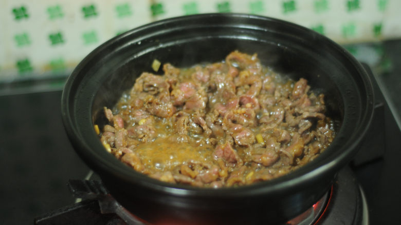 芹菜烧牛肉,翻炒至牛肉条变色，连汤汁一起都捞出来
