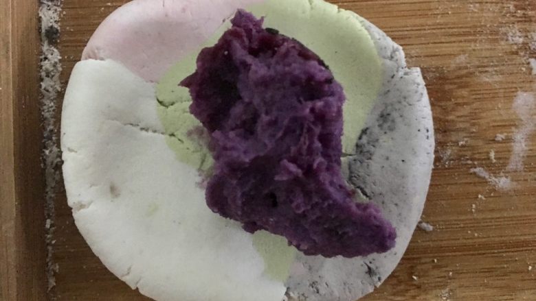 彩色紫薯大汤圆,放入做好的红薯泥（红薯泥的做法见菜谱 彩色糯米糍）
