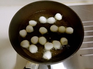 茄汁鹌鹑蛋,锅中倒油，烧至6成热下入鹌鹑蛋慢慢的炸。