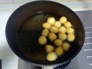 茄汁鹌鹑蛋,炸至鹌鹑蛋金黄时捞出。