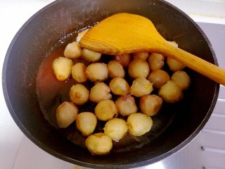 茄汁鹌鹑蛋,放入炸好的鹌鹑蛋。