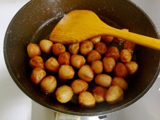 茄汁鹌鹑蛋,快速翻炒均匀即可出锅。