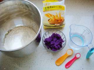 紫薯葡萄干欧包,食材称好备用，紫薯提前入蒸锅隔水蒸熟去皮，用小勺子压成泥。