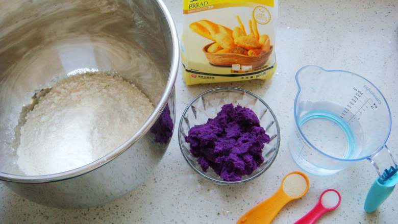 紫薯葡萄干欧包,食材称好备用，紫薯提前入蒸锅隔<a style='color:red;display:inline-block;' href='/shicai/ 156925'>水</a>蒸熟去皮，用小勺子压成泥。