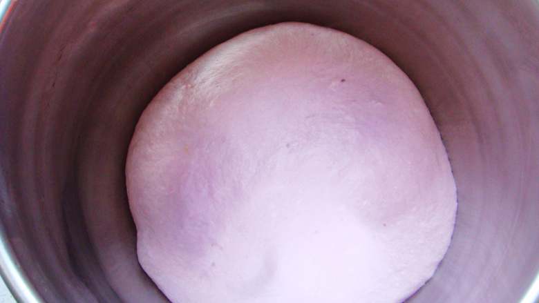 紫薯葡萄干欧包,发酵好的面团。手指沾少许的干面粉扎孔，不回缩就发酵好了。