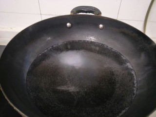 菠菜鸡蛋汤,锅里加水烧开。