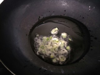 菠菜鸡蛋汤,加热后放葱花爆香。