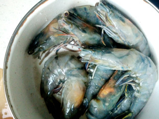 ~芝士黑虎虾,加入盐，料酒，胡椒粉，腌制半小时。