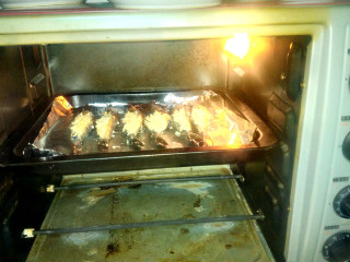 ~芝士黑虎虾,烤箱160度上下管预热。把虾放入。