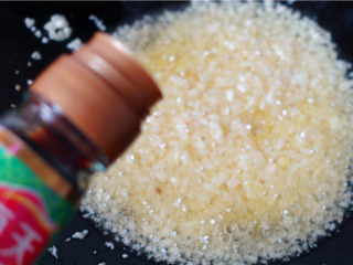 粉丝蒜蓉蒸大虾,倒入蒸鱼豉油、盐、糖、水，中火煮3分钟收干汁水，做成蒜蓉调料。