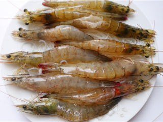 粉丝蒜蓉蒸大虾,将清理好的虾子放在粉丝面上。