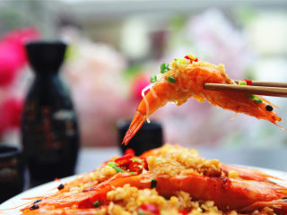 粉丝蒜蓉蒸大虾,虾子肉质细嫩，粉丝吸足了虾汁，十分鲜美。