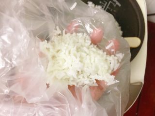 米饭迷你披萨,取适量米饭放保鲜袋中，（家里保鲜膜刚用完，用了保鲜袋，保鲜膜会好用点哦）。