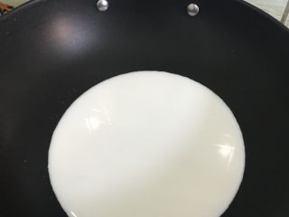 炸鲜奶,牛奶一盒倒入锅中