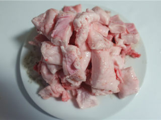 熬猪油,将猪板油洗净，滤干水份。切成小块。