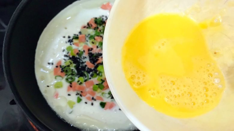 黑芝麻鸡蛋煎饼，营养全面超简单超快手！,待面糊成半透明状，边缘凝固时，倒入一半的鸡蛋液