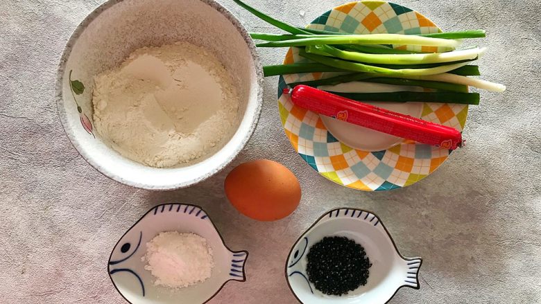 黑芝麻鸡蛋煎饼，营养全面超简单超快手！,首先我们准备好所有食材