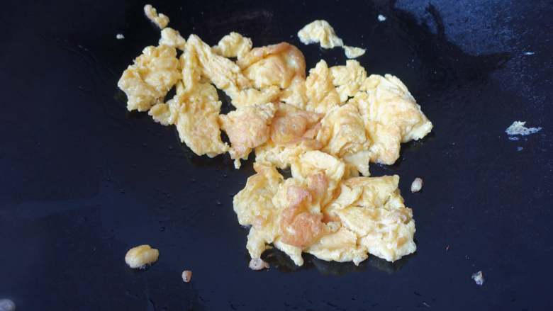 番茄炒鸡蛋,将鸡蛋炒好，用锅铲分成小块。将小块炒好的鸡蛋铲到碗里。