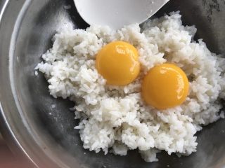 腊肠黄金炒饭,生蛋黄打在剩米饭上。