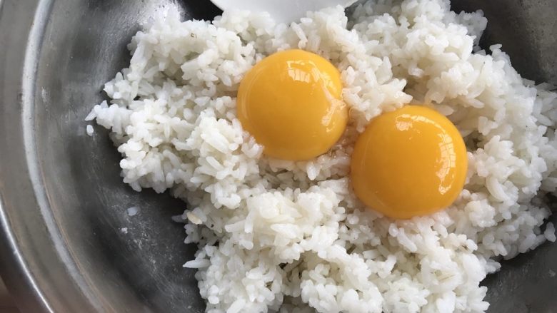 腊肠黄金炒饭,生蛋黄打在剩米饭上。