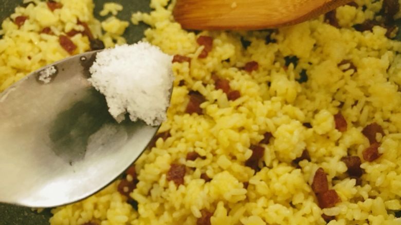 腊肠黄金炒饭,米饭炒散后，加入盐。