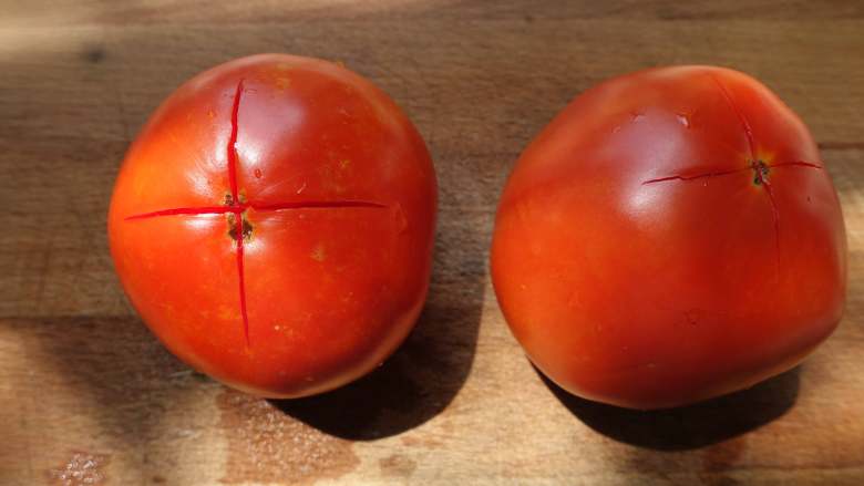 番茄炒鸡蛋,将烫好的番茄，划十字刀，轻轻将皮撕掉。
