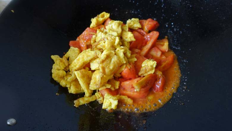 番茄炒鸡蛋,将炒好的鸡蛋放入锅里。翻炒均匀，放如葱花，适量盐，糖，起锅装盘。