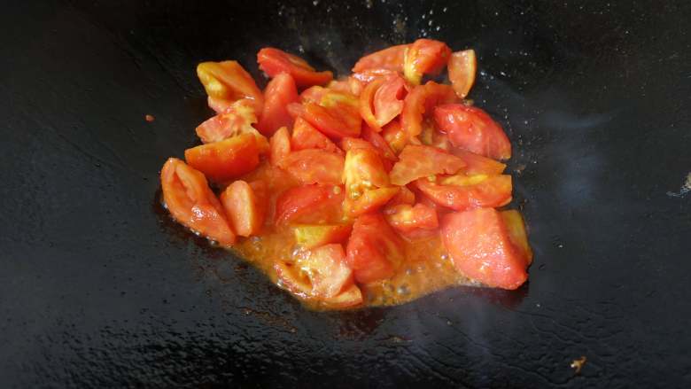 番茄炒鸡蛋,炒至番茄变软，出水。