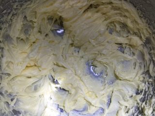 玛格利特小饼干,黄油软化至可以用刮刀轻搅至顺滑状态后，加入糖粉和盐打发至蓬松状态