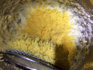 玛格利特小饼干,用蛋黄放入筛网按压过滤入黄油糊中