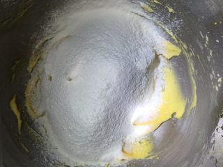 玛格利特小饼干,低粉和玉米淀粉混合均匀后筛入黄油糊中