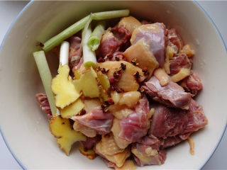 盐水鸭,将鸭肉放一深碗里，用适量盐，花椒，姜葱抹匀，腌制30分钟。