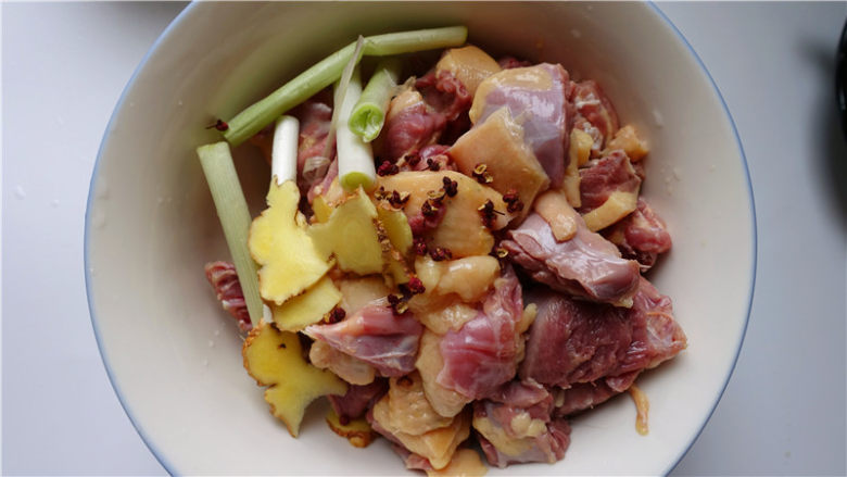 盐水鸭,将鸭肉放一深碗里，用适量盐，花椒，姜葱抹匀，腌制30分钟。