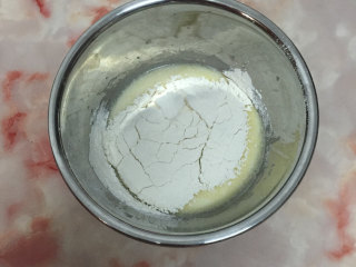 7寸中空戚风蛋糕,筛入低筋面粉，用手动打蛋器无规则的搅拌均匀。
