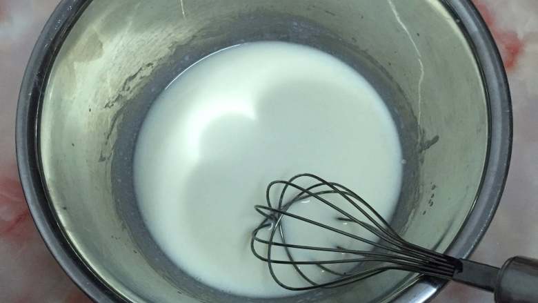 7寸中空戚风蛋糕,用手动打蛋器搅拌均匀。

